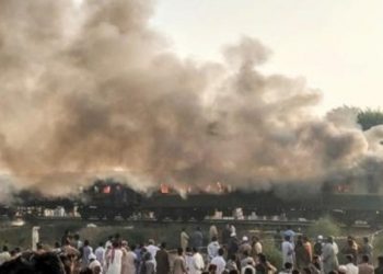 مصرع 74 شخصا فى حريق داخل قطار بباكستان 3