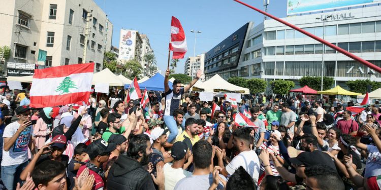 فنانين لبنانيين يقتحمون مبنى التلفزيون إحتجاجا على عدم تغطيته للتظاهرات 1