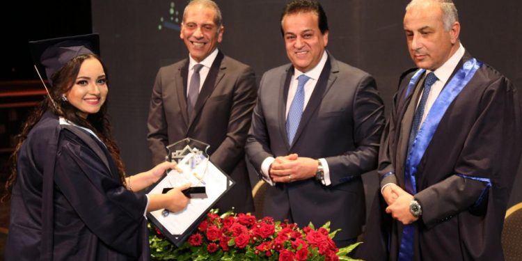 وزير التعليم العالي يشهد احتفال جامعة النهضة بتخريج دفعة جديدة "صور" 1