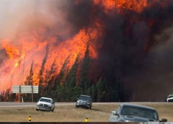 حرائق الغابات تجبر سكان كاليفورنيا على مغادرة منازلهم والسلطات تجلى 50 ألف شخصاً 2