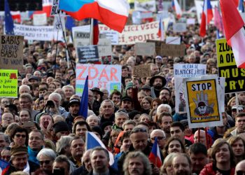 حشود المحتجين في التشيك يطالبون بتنحي رئيس الوزراء 2