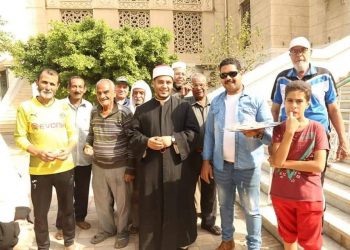 صور .. قبطى يوزع حلوى المولد عقب صلاة الجمعة فى بورسعيد 4