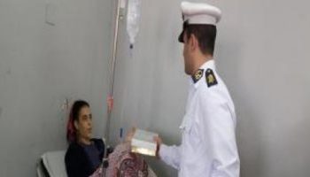 الشرطة توزع حلوي المولد علي المرضي