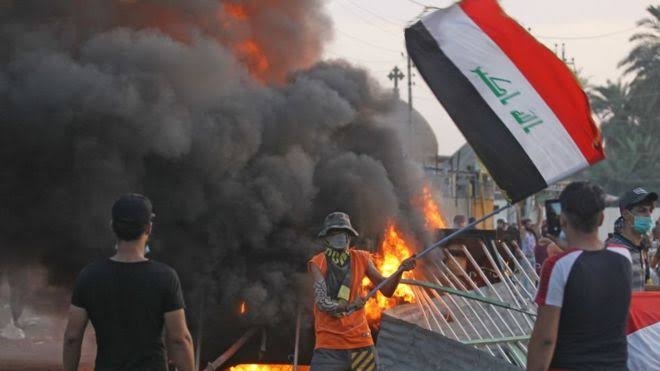 اشتباكات بين قوات الامن العراقي والمتظاهرين.. انقطاع تام للإنترنت 1