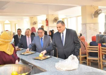 بالصور .. رئيس جامعة كفر الشيخ يتناول الغذاء مع الطلاب ويؤكد على تشجيع ودعم أعضاء هيئة التدريس على البحث العلمي 9