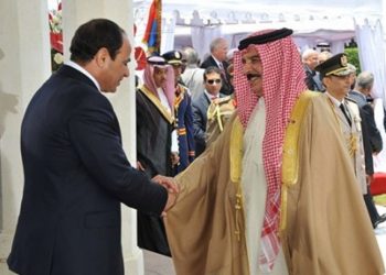 ملك البحرين يصل مطار القاهرة للقاء الرئيس السيسى 4