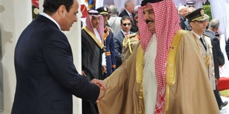 ملك البحرين يصل مطار القاهرة للقاء الرئيس السيسى 1