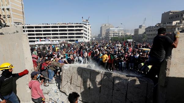 متظاهرون عراقيون يغلقون ميناء مهما بالبصرة 1