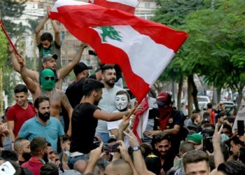 المحتجون اللبنانيون يمنعون نواب البرلمان من دخول المجلس 2