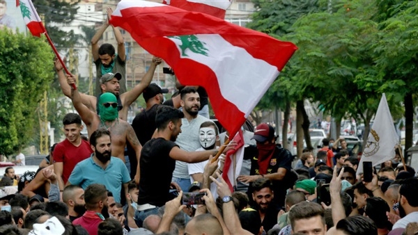 المحتجون اللبنانيون يمنعون نواب البرلمان من دخول المجلس 1