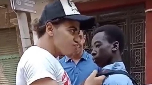 لا عنصرية ولا تنمر.. حقيقة الفيديو المتداول لسخرية شابين من سوداني الجنسية 1
