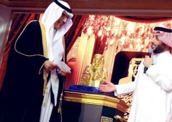 تركي آل الشيخ يهدي تمثالا من الذهب للأمير بدر بن عبدالمحسن.. ويكرمه 6
