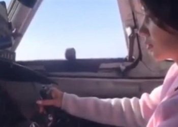 علي غرار "محمد رمضان".. راكبة تقود طائرة (فيديو) 2