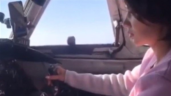 علي غرار "محمد رمضان".. راكبة تقود طائرة (فيديو) 1