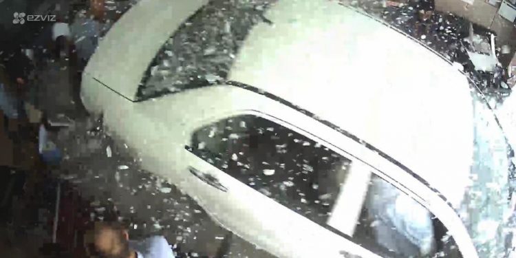 تاكسي يقتحم محل موبايلات بالكويت ويتسبب في وقوع اصابات (فيديو) 1