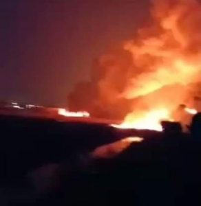 صور.. رفع الطوارئ بمحافظة البحيرة بعد حريق خط البترول 13