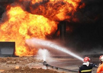 السيطرة على حريق نشب داخل مخزن للمواد البترولية بالدقهلية