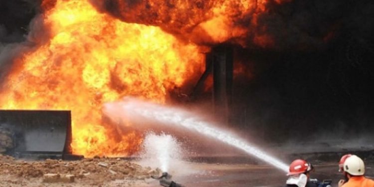 السيطرة على حريق نشب داخل مخزن للمواد البترولية بالدقهلية