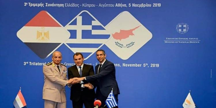 وزير الدفاع يصل إلى أرض الوطن بعد زيارة رسمية لليونان 1
