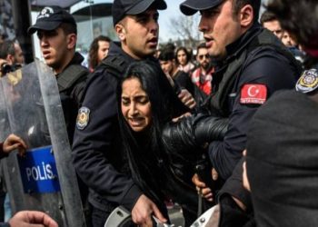السلطات التركية تعتقل رئيس بلدية معارض ونائبته 7