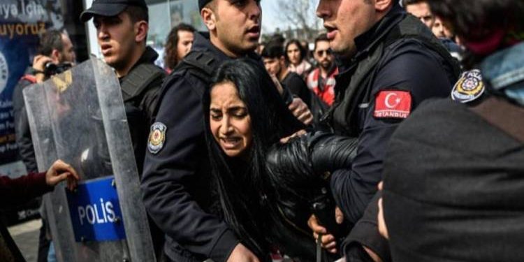 السلطات التركية تعتقل رئيس بلدية معارض ونائبته 1