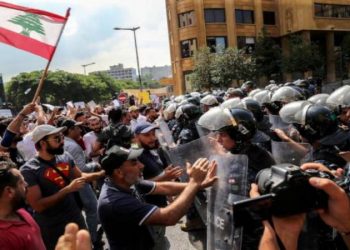 بالعصاء ورش المياه.. متظاهرو لبنان يمنعون النواب من الدخول للمجلس (فيديو) 1