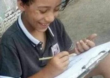 الطفل الرسام.. مصطفى يرسم و يبيع رسوماته ب١٥ جنيه لتجهيز شقيقته 1