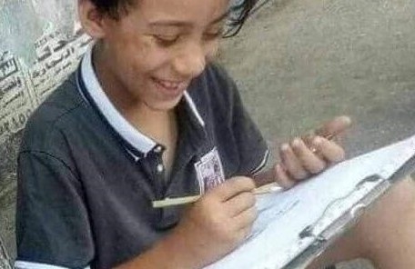 الطفل الرسام.. مصطفى يرسم و يبيع رسوماته ب١٥ جنيه لتجهيز شقيقته 1
