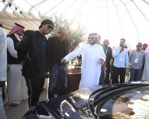 الساحر رونالدينيو يشتري أول سيارة من معرض الرياض للسيارات 1
