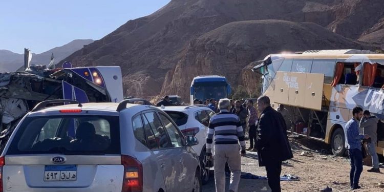مصرع و إصابة30 بينهم سائحين ومصريين بحادث فى وادي الدوم 1