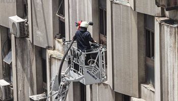 الحماية المدنية تنقذ 3 اشخاص تعطل بهم مصعد عقار فى مصر الجديدة 3