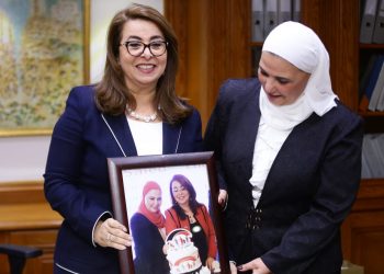 وزيرة التضامن السابقة غادة والي تستقبل الوزيرة الجديدة بالورود 2