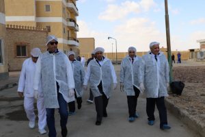 وزير الزراعة ومحافظة الفيوم يتفقدان مشروع إنتاج البيض الخالي من المسببات المرضية 2