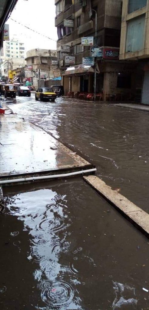 مفيش فايدة.. امطار غزيرة مفاجئة تغرق شوارع الإسكندرية 1