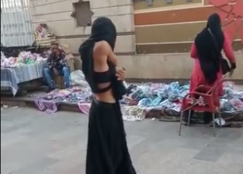 سائحة أجنبية ترتدى النقاب تؤدى رقصات استعراضية بشوارع أسوان..فيديو 5