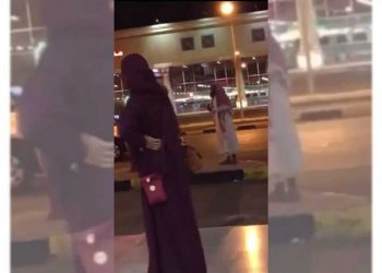 سعودى يقذف فتاة بالحذاء بسبب كشف وجهها: ويتهمها «يا زانية» (فيديو) 2