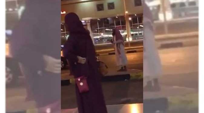 سعودى يقذف فتاة بالحذاء بسبب كشف وجهها: ويتهمها «يا زانية» (فيديو) 1