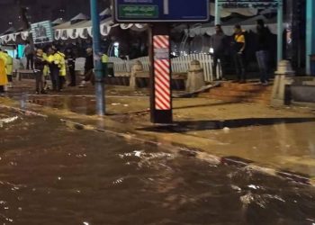 ارتفاع منسوب مياه الأمطار وخروج الأمواج لطريق الكورنيش بالإسكندرية..صور وفيديو 1