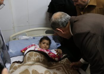 محافظ كفر الشيخ يزور طفلي ضحايا التعذيب " شروق وعبدالله " بالمستشفى العام 6
