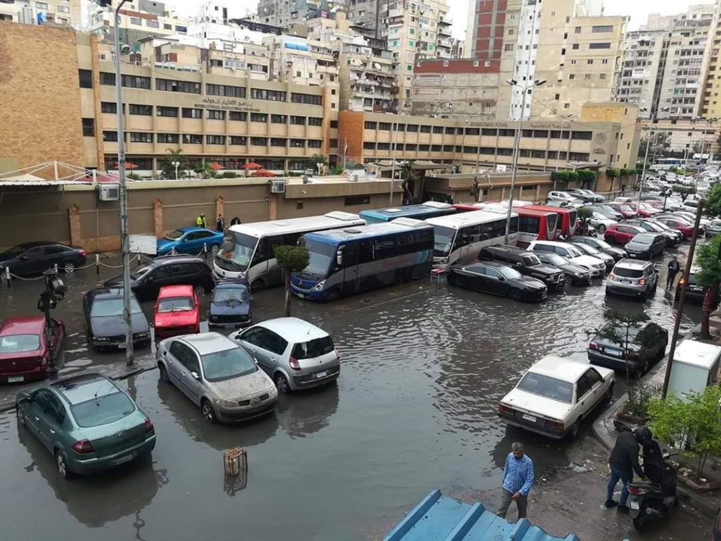مفيش فايدة.. امطار غزيرة مفاجئة تغرق شوارع الإسكندرية 4