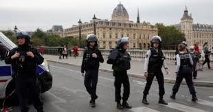 رجل يهدد بطعن رجال من الشرطة بباريس 1