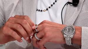 قيمتهم 12 مليون جنيه.. كريستيانو يرتدى ساعة وخاتم و دبلة في مؤتمر بدبي (صور) 2