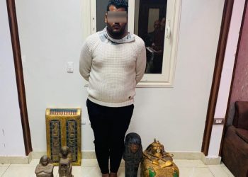 القبض على طالب بحوزتة تابوت و 3 تماثيل يشتبه فى اثريتهم بمنطقة مصر القديمة 1