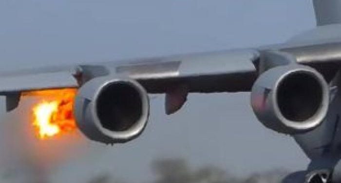 هبوط اضطراري لطائرة جزائرية بمطار القاهرة بعد انفجار محركاتها 1