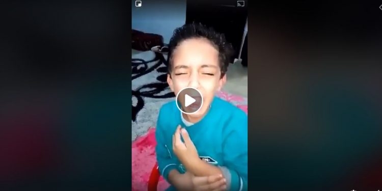 القبض على والدة طفل فيديو خلي ابوك يجي ياخدك 1