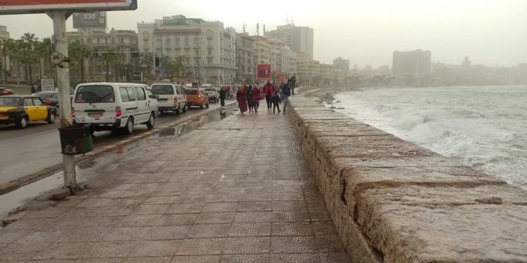 ارتفاع الأمواج وموجه طقس سيىء تضرب الإسكندرية 4