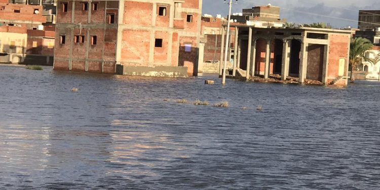 بالفيديو والصور.. المياه تغرق عدد من منازل برج مغيزل بـ"كفر الشيخ" 1