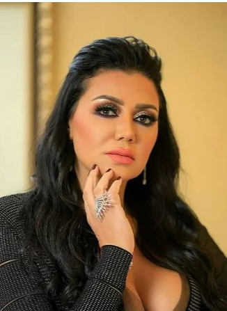 رانيا يوسف بفستان مثير.. والجمهور : نسيت البطانة من فوق 3