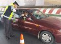 رجال المرور يوزعون كتيبات توعية ضد الحوادث على الطرق