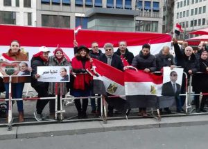 الجالية المصرية في ألمانيا تستقبل موكب السيسي بالأعلام (صور) 2